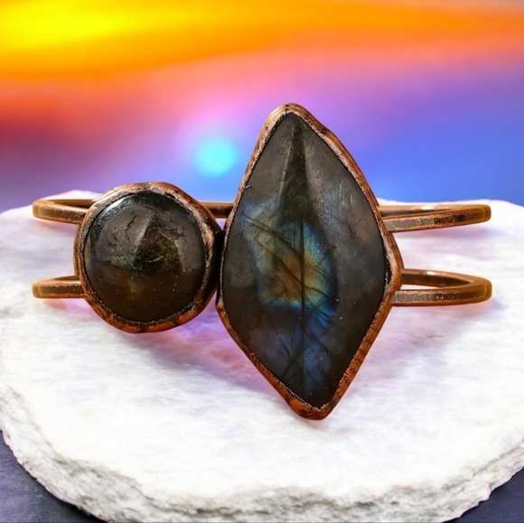 🆕️Vintage-Inspired Boho-Chic Labradorite Antique Bronze Copper Cuff Bracelet 🌿 - Picture 1 of 15